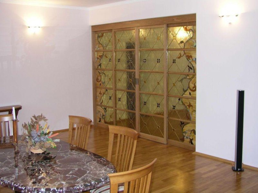 Перегородка для гостиной с цветным стеклом и декоративными вставками Южно-Сахалинск