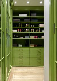 Г-образная гардеробная комната в зеленом цвете Южно-Сахалинск